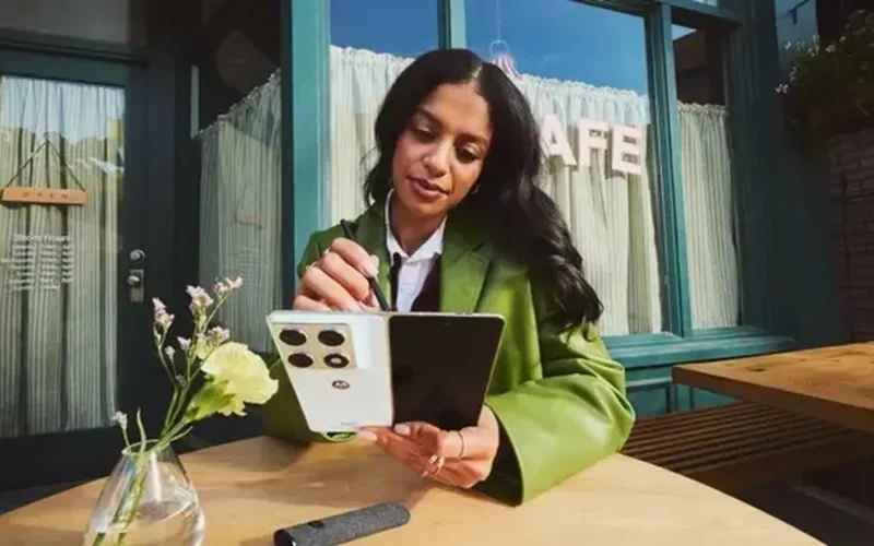 دخول قوي.. موتورولا تطلق هواتف قابلة للطي كبيرة الحجم 2025